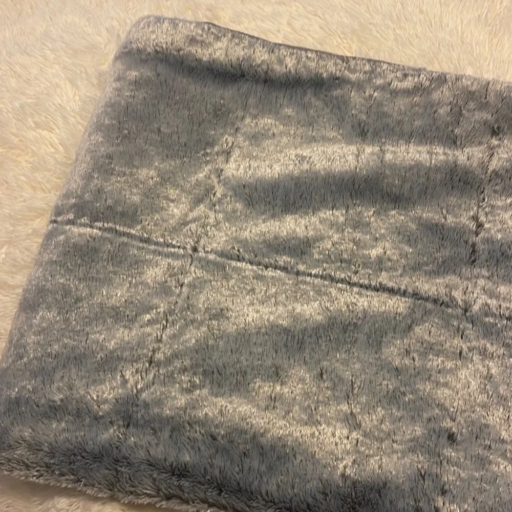Faux fur blue throw blanket